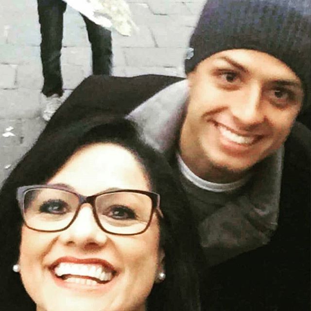 Javier Hernández con su mamá, Silvia Balcázar.