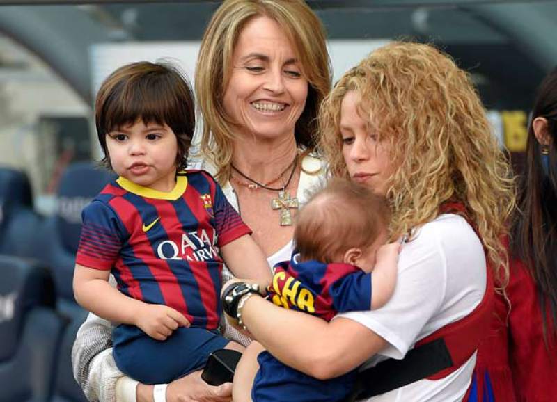 La madre de Piqué con su nuera Shakira y sus nietos.