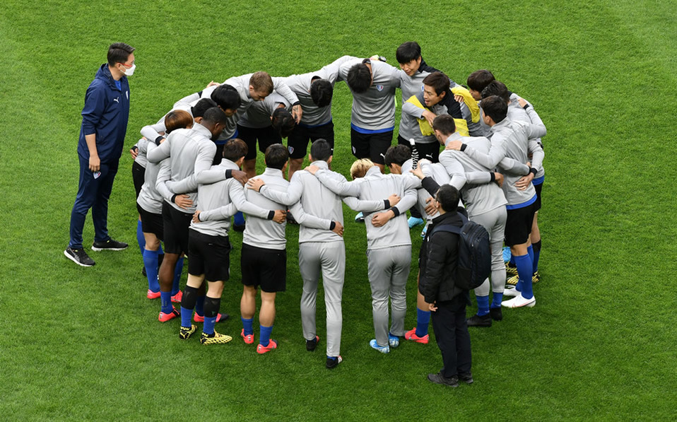 Meten gol en Corea del Sur, olvidan la 'sana distancia' y se abrazan: VIDEO
