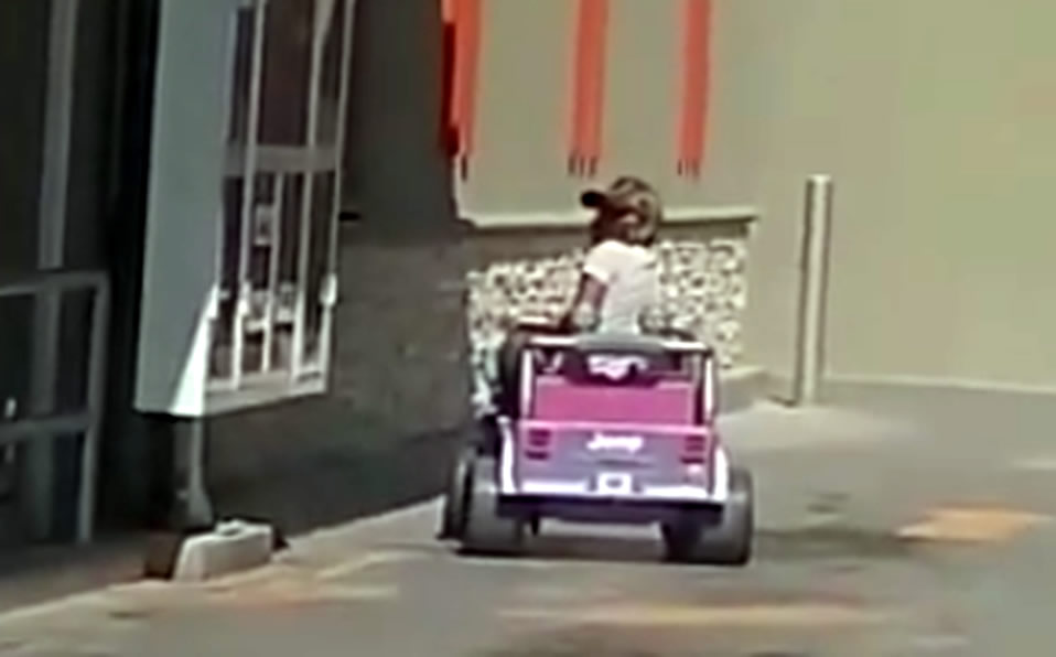 Tras negarle la venta por no ir en automóvil, un hombre usó carro de juguete para comprar pizza