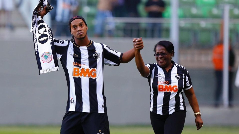 Ronaldinho y su madre cuando el brasileño jugaba para el Atlético Mineiro.