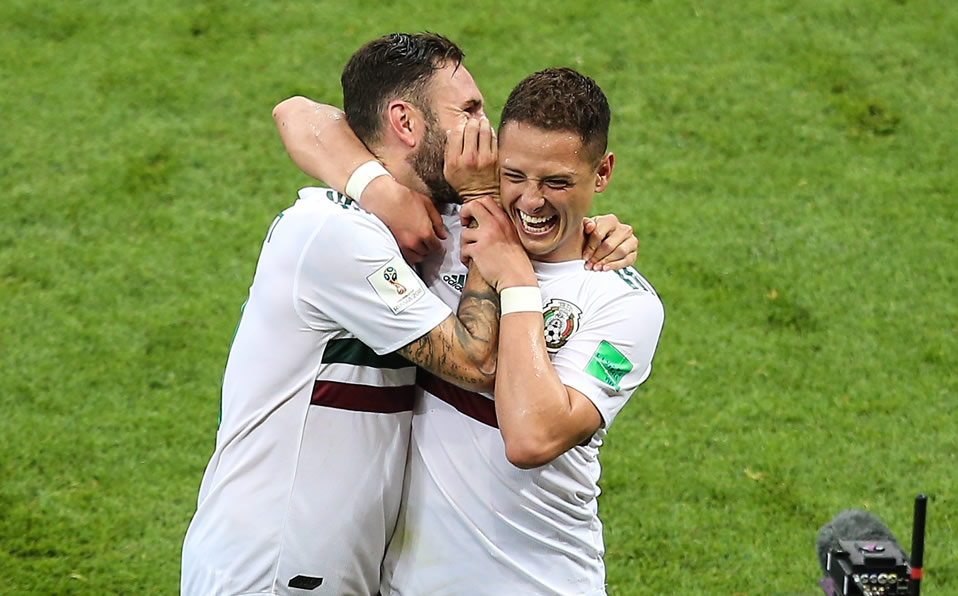 Layún y Chicharito durante el duelo ante Corea del Sur en Rusia 2018. (Foto: Mexsport)