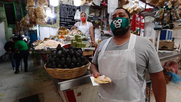 Locatarios del mercado Portales siguen buscando su sustento. (Foto: Milenio)