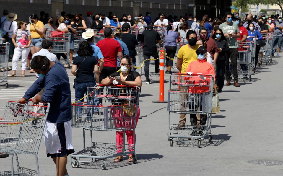 Gente haciendo fila con 'sana distancia' en un supermercado de Ciudad Juárez. Foto: AFP
