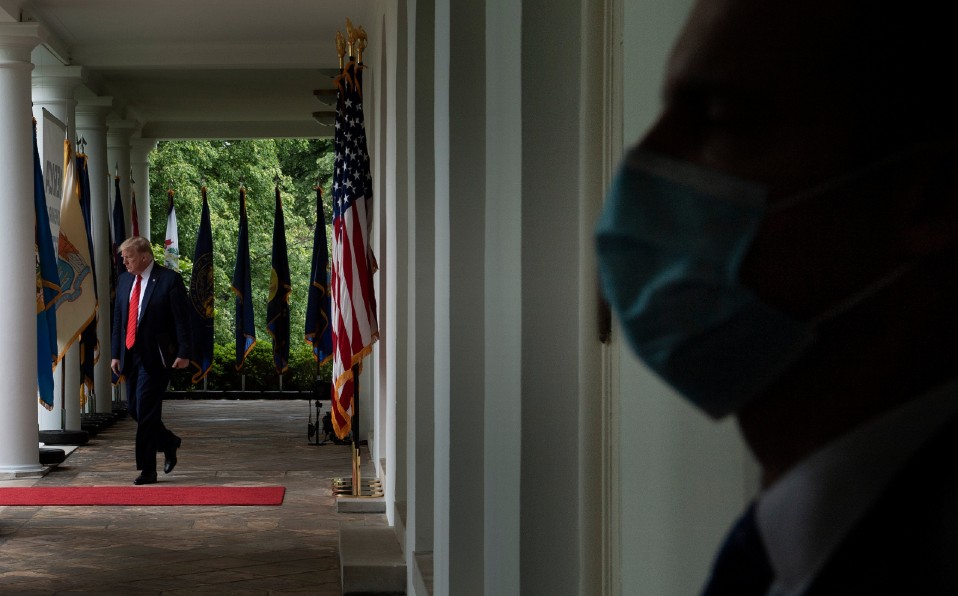 El personal que labora en la Casa Blanca acude con cubrebocas, excepto Donald Trump. Foto: AFP