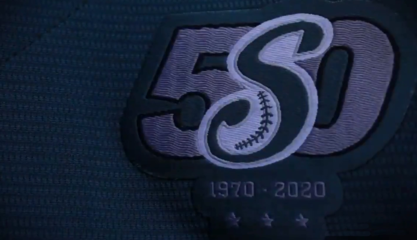 El logo del 50 aniversario que todas las camisolas traen