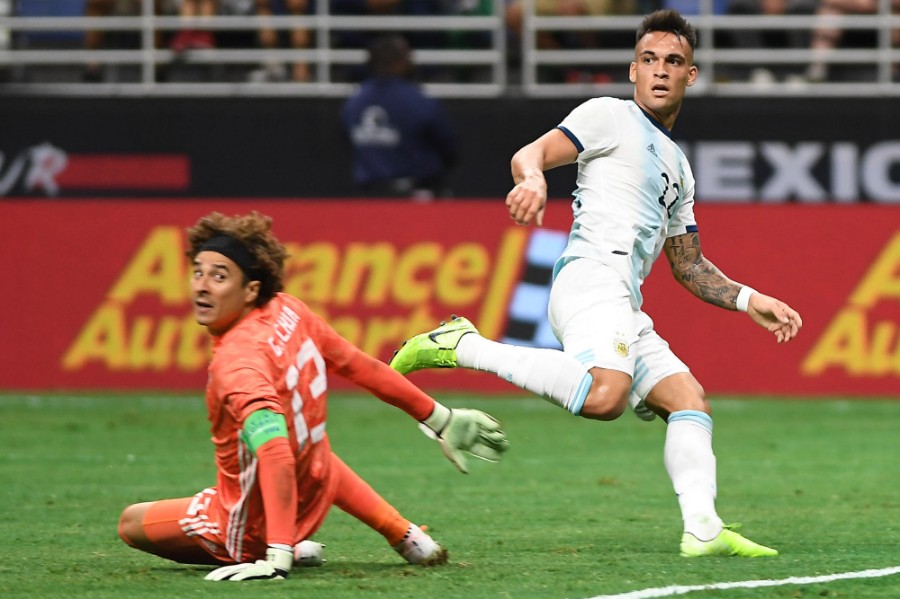 El argentino hizo su primer triplete ante México. FOTO: Mexsport.