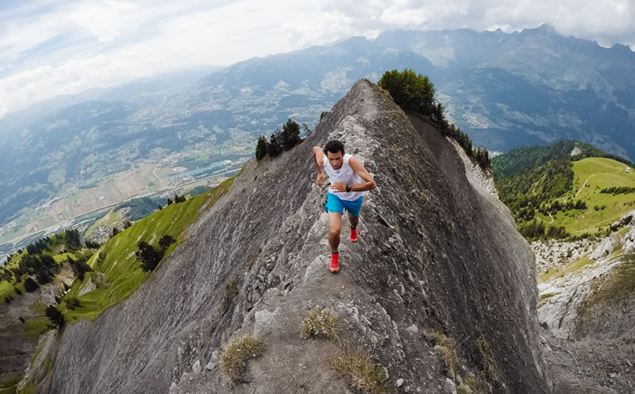 Kilian Jornet corriendo en el pico de una montaña.