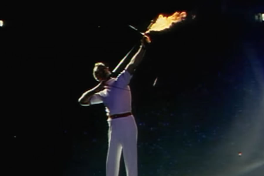 Antonio Rebollo instantes antes de soltar la flecha para encender el pebetero en Barcelona 1992.