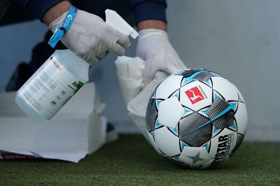 Así fue el proceso de desinfectar los balones. (Bundesliga)