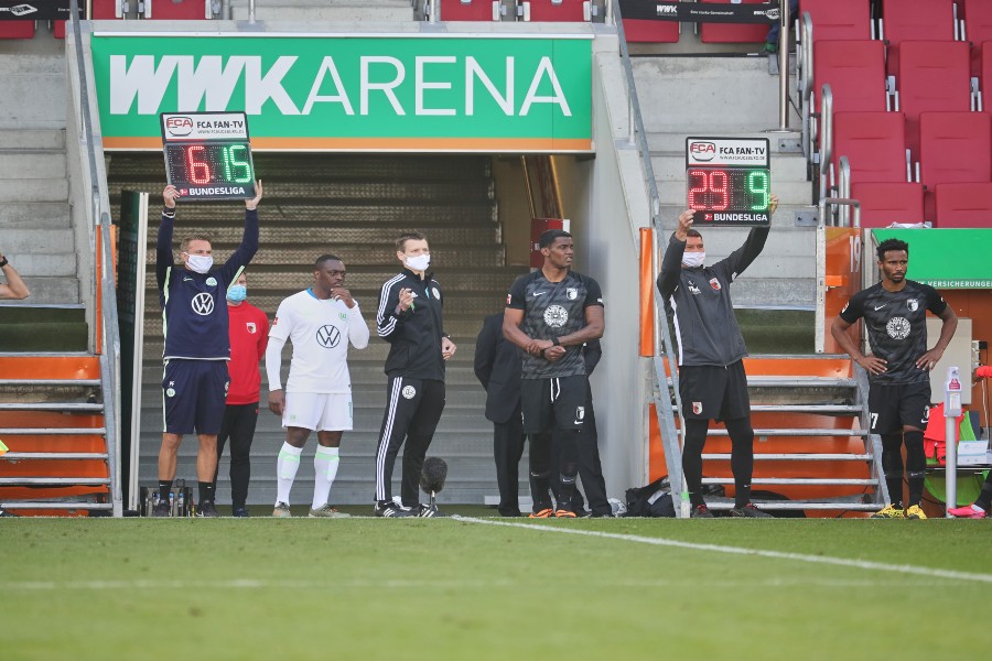 Los auxiliares de los equipos coordinaban los cambios, como medida precaución. (Bundesliga)