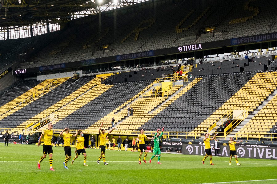 Con el 4-0 final en el clásico, los jugadores simularon la clásica celebración con su hinchada. (Bundesliga)