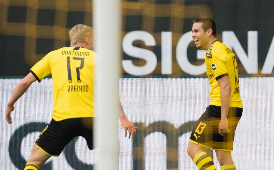 Dortmund festejando su gol. (@BlackYellow)
