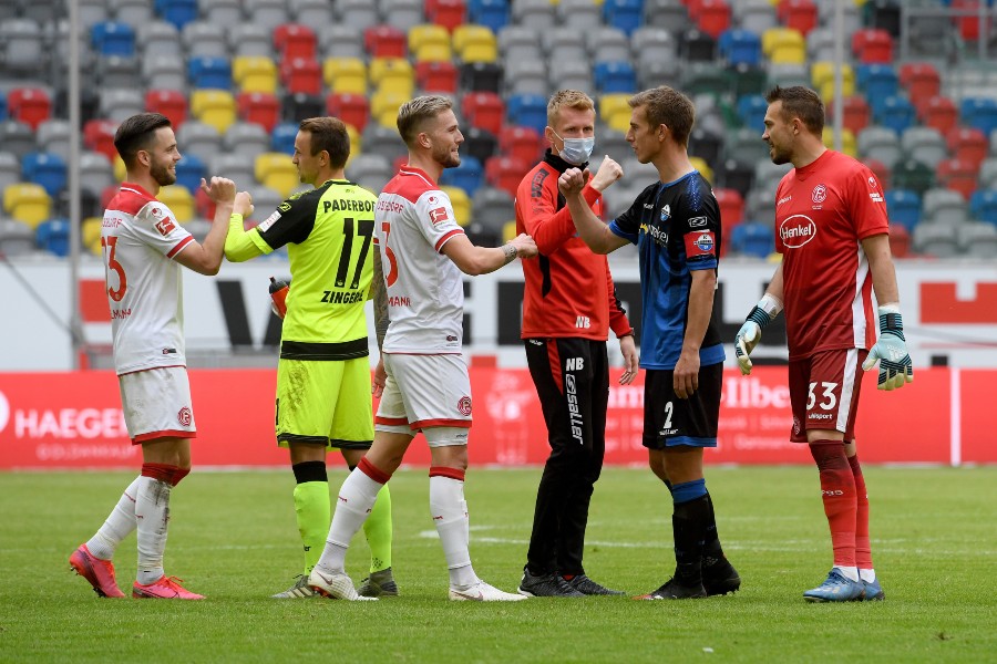 Luego del empate 0-0, los jugadores del Düsseldorf y Paderborn así se saludaron.(Bundesliga)
