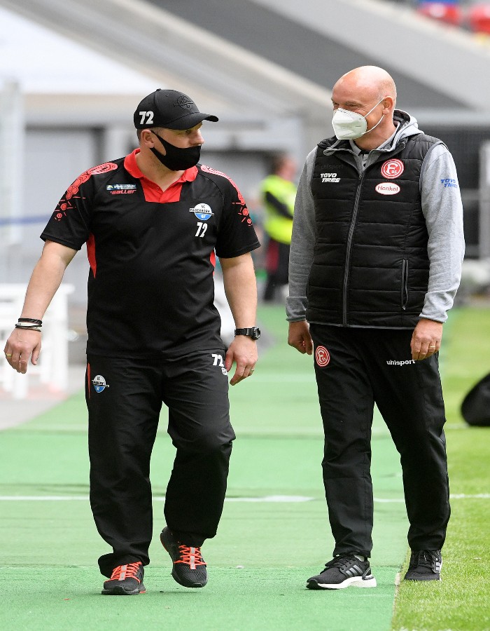 Los entrenadores del Düsseldorf y Paderborn se encararon pero no hubo contacto físico. (Bundesliga)