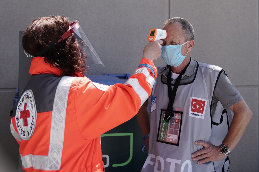 Los fotógrafos y periodistas pasaron por este filtro antes de ingresar. (Bundesliga)