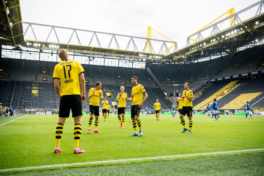 Haaland anotó el primer gol de la Jornada y festejo a distancia con sus compañeros.(Bundesliga)