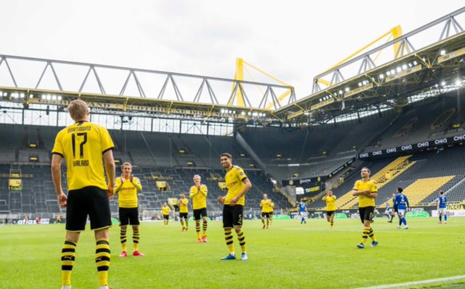 Haaland festejando su gol con compañeros alejados. (@BlackYellow)