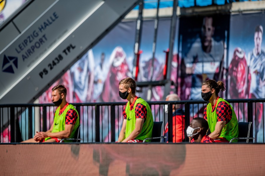 Los jugadores de recambio del Leipzig mantuvieron su distancia en la banca. (Bundesliga)