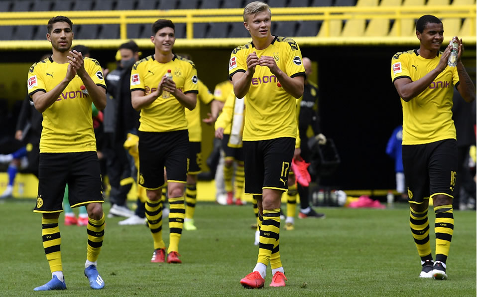 Los futbolistas se acercaron al Muro Amarillo (AFP)