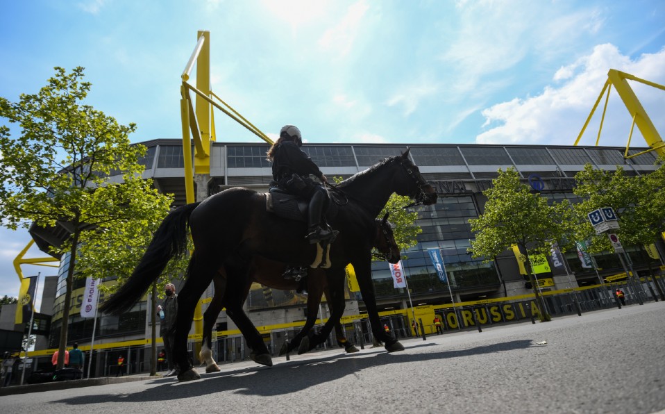 La policía alemana patrulla en las inmediaciones del estadio del Borussia. Foto: AFP