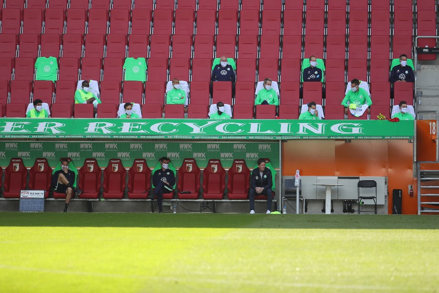 Los suplentes del Wolsburg esperaron su oportunidad desde la tribuna y con su distancia respectiva. (Bundesliga)