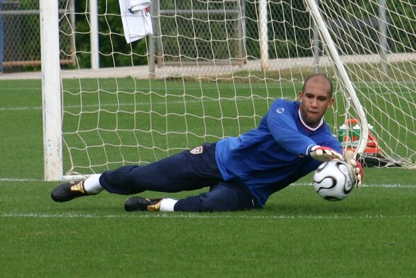 Tim Howard en sus inicios como portero dentro del futbol. (Twitter)