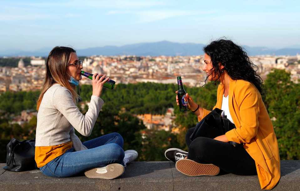 Dos amigas se reunen y beben en la ciudad de Roma. (Foto: Reuters)