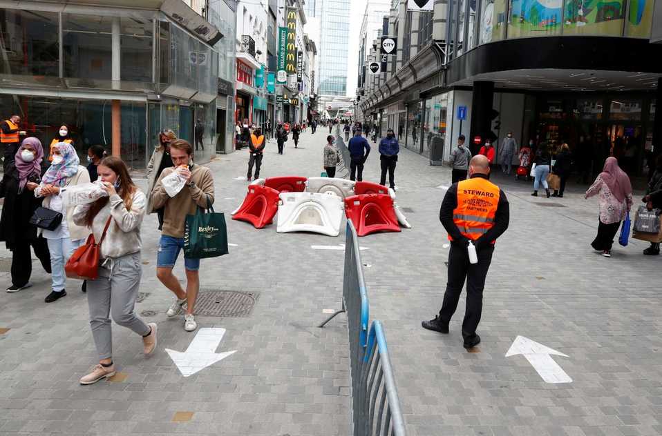 En Bruselas no faltó el osado que hasta comió en la calle. (Foto: Reuters)
