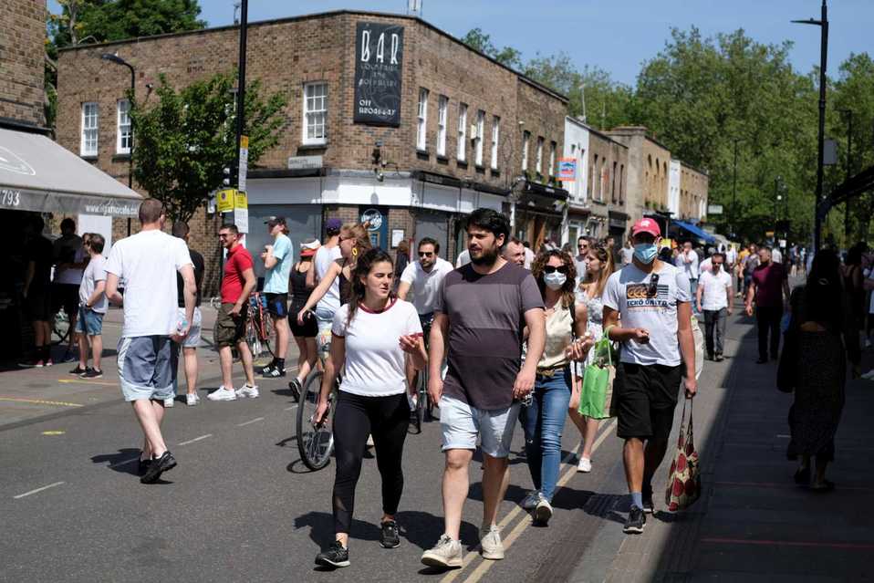 Las calles de Londres siguen atestadas en plena pandemia. (Foto: Reuters)