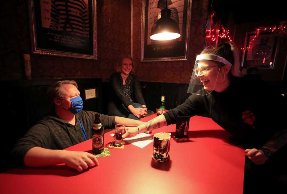 Una cerveza helada para celebrar el desconfinamiento en Bonn. (Foto: Reuters)