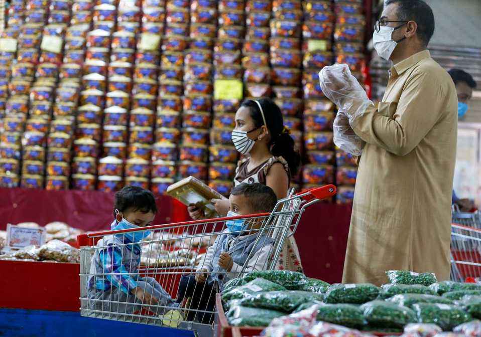 Familia en Sanaa, Yemen, al hacer sus compras. (Foto: Reuters)