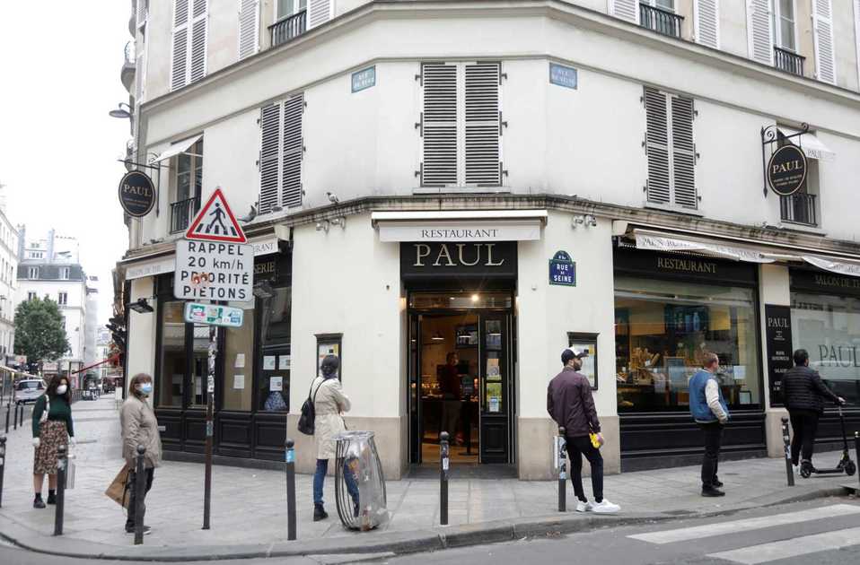 Filas con distancia de por medio en París. (Foto: Reuters)