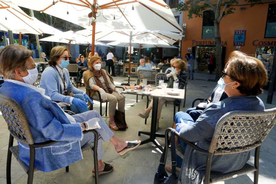 En Palma de Mallorca las personas se reúnen en sitios abiertos. (Foto: Reuters)