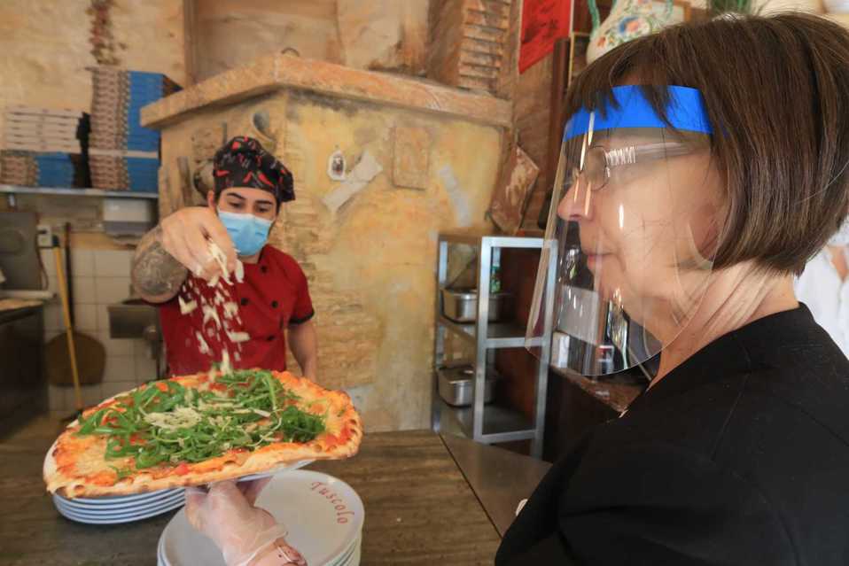 Pizzero y cliente en Bonn, Alemania. (Foto: Reuters)