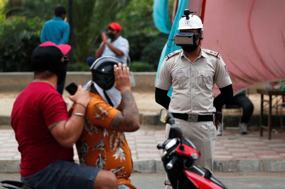 Policía en Nueva Delhi vigila la temperatura de los habitantes. (Foto: Reuters)