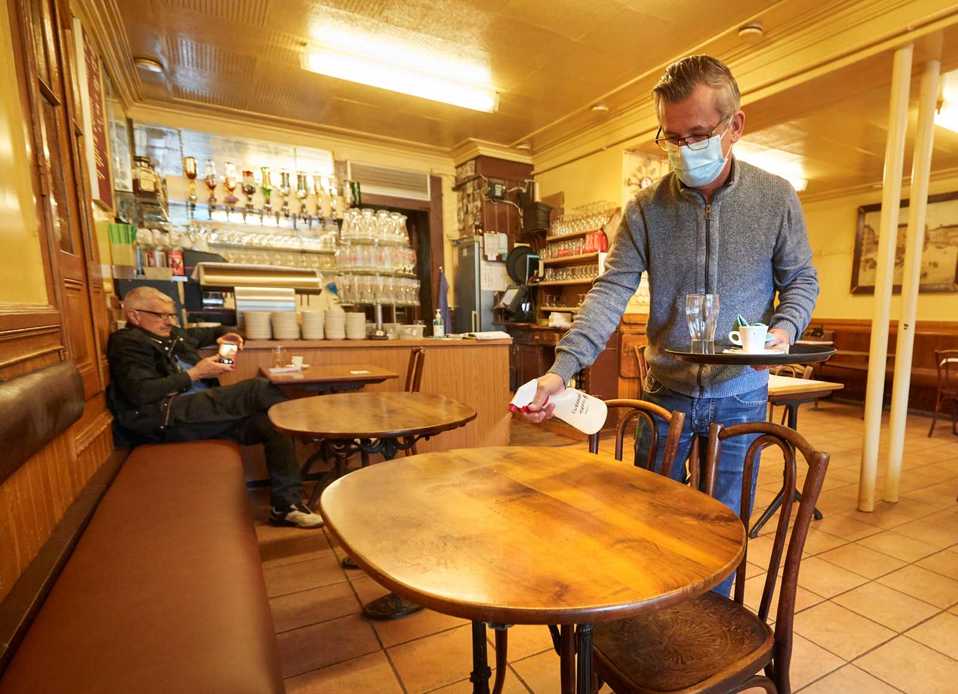 Un restaurantero en Génova, Italia, sanitiza sus mesas. (Foto: Reuters)