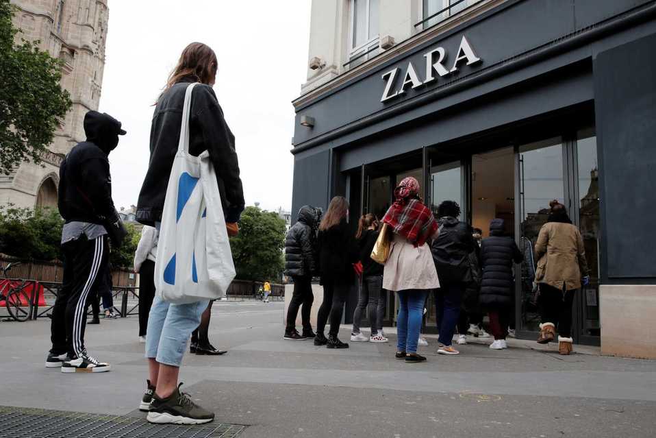 Las tiendas de moda en París empiezan a reactivarse con largas filas. (Foto: Reuters)
