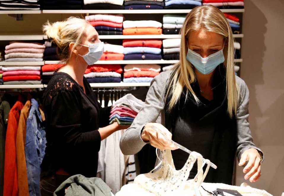 Las tiendas de ropa reabrieron en Bruselas. (Foto: Reuters)
