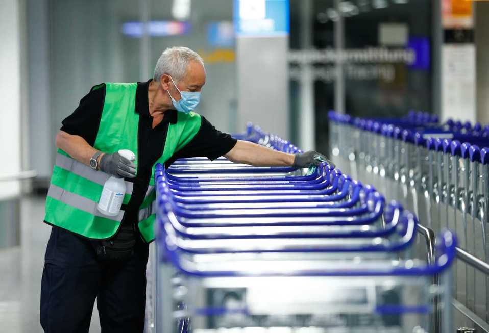 Trabajador limpia los carros de supermercado en Fráncfort. (Foto: AFP)