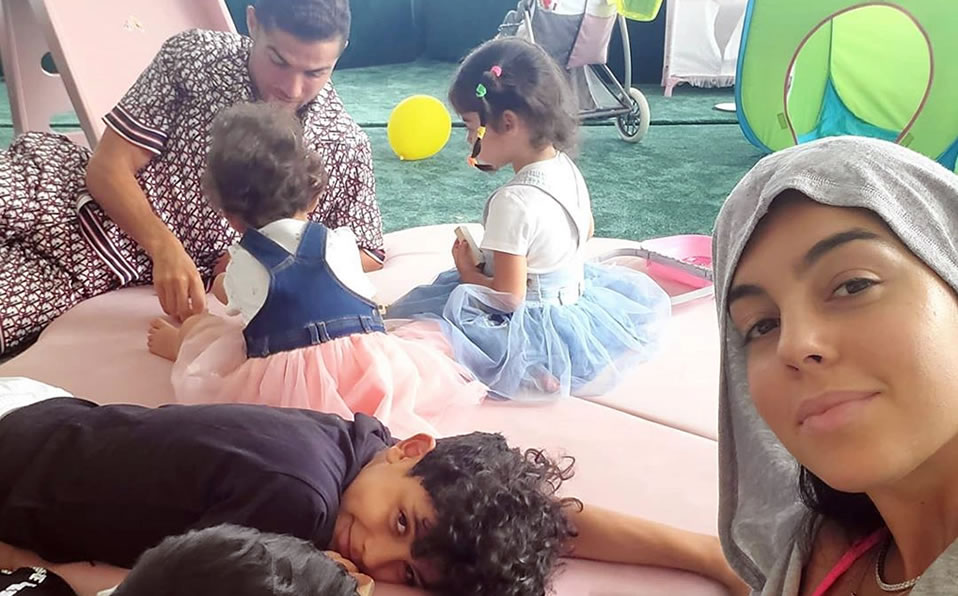 La familia integrada por Cristiano, Georgina y sus cuatro hijos. (@GeorginaGio)