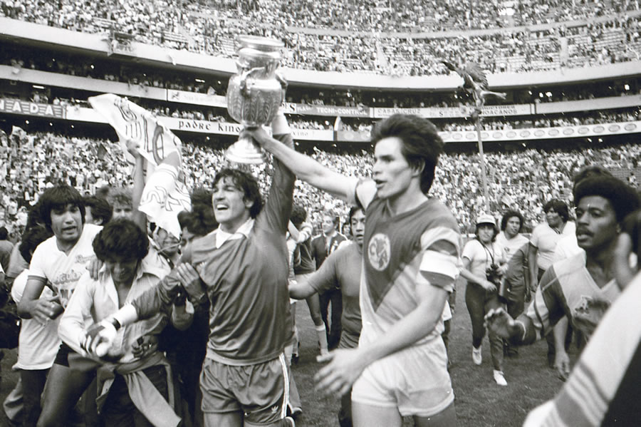 El capitán Alfredo Tena carga el título ganado al Guadalajara en 1984. (Foto: Mexsport)