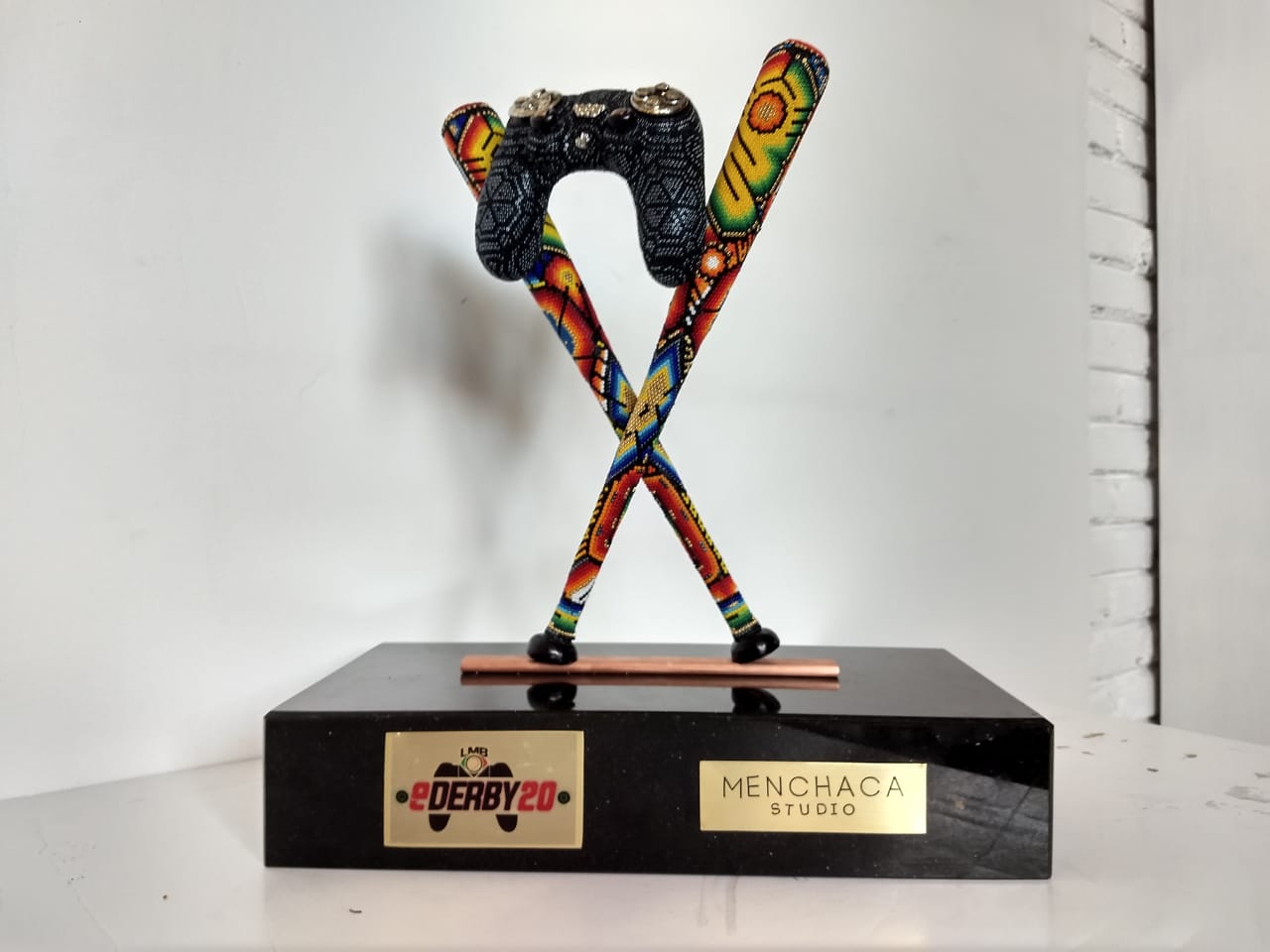 Menchaca Studio tiene mucha experiencia plasmando el arte huichol en artículos deportivos.