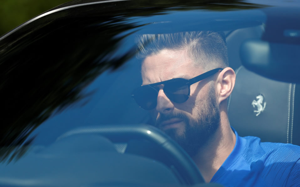 Giroud llega al centro de entrenamiento Cobham de Chelsea, en Stoke D'Abernon. (Foto: AFP)