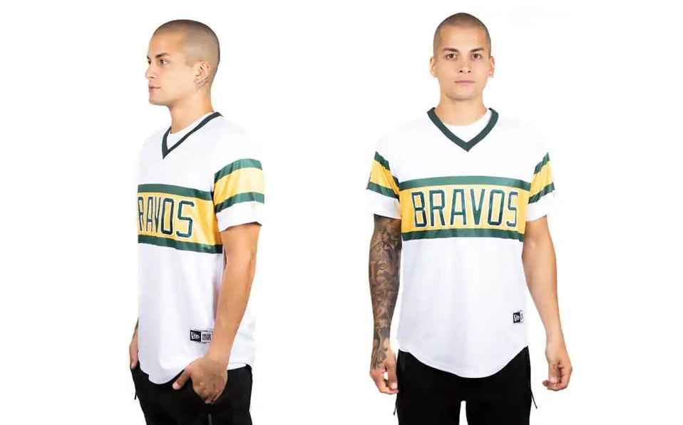 También vuelve el jersey retro blanco.