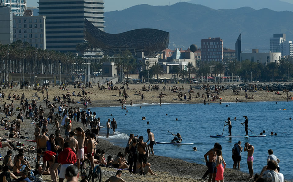 Los visitantes negaron las indicaciones de sana distancia. (AFP)