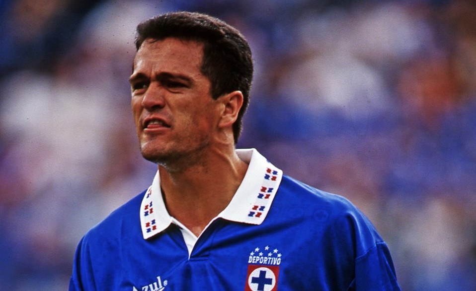 Carlos Hermosillo | Delantero | El máximo goleador del club, coono 18¿98 dianas, además fue campeón en el 97.