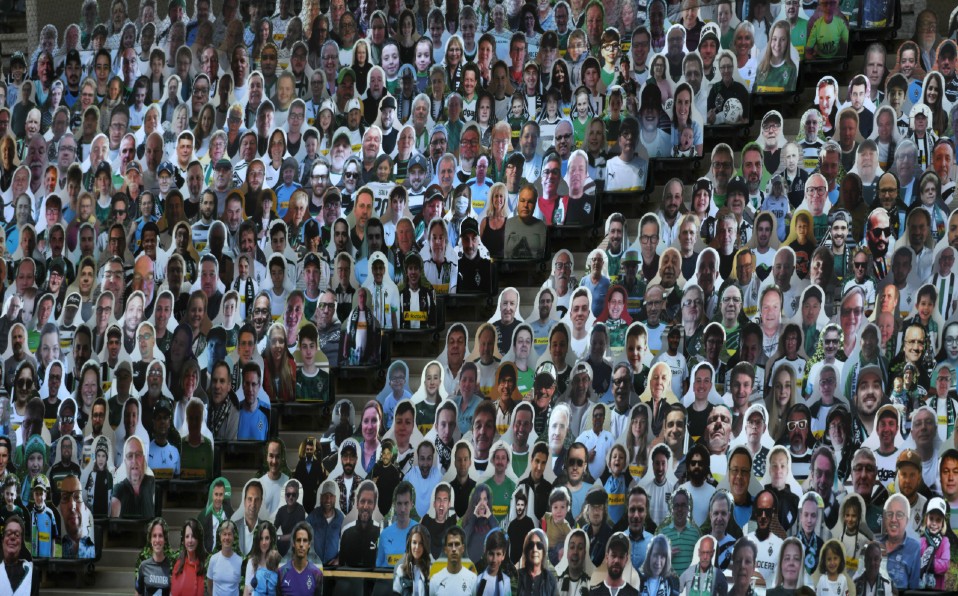 Efigies de cartón en el estadio de Borusia / Foto: AFP