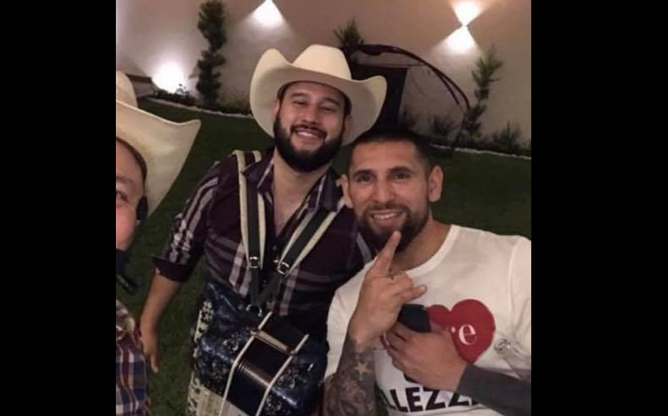Jonathan Orozco y el músico José Socorro.