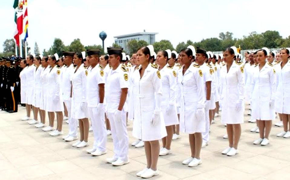 Médicos y enfermeros ayudan a salvar la vida de los pacientes por covid-19.  (notimex)